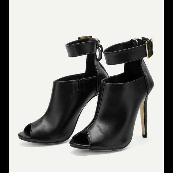 NEW Black Solid Ankle Strap Stilletto Heels - Picture 4 of 5